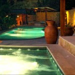 The pool and jacuzzi at Moana Lodge, Malpais