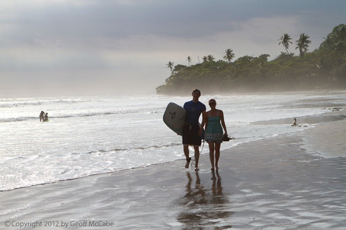playa-hermosa-beach-surfing-couple